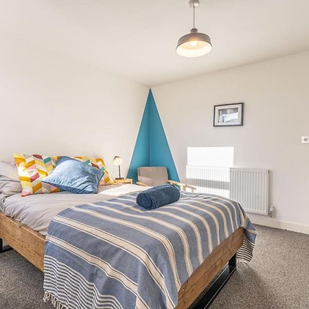 Stylish 5-Bed Home, Each With En-Suite And Own Tv Coventry Dış mekan fotoğraf