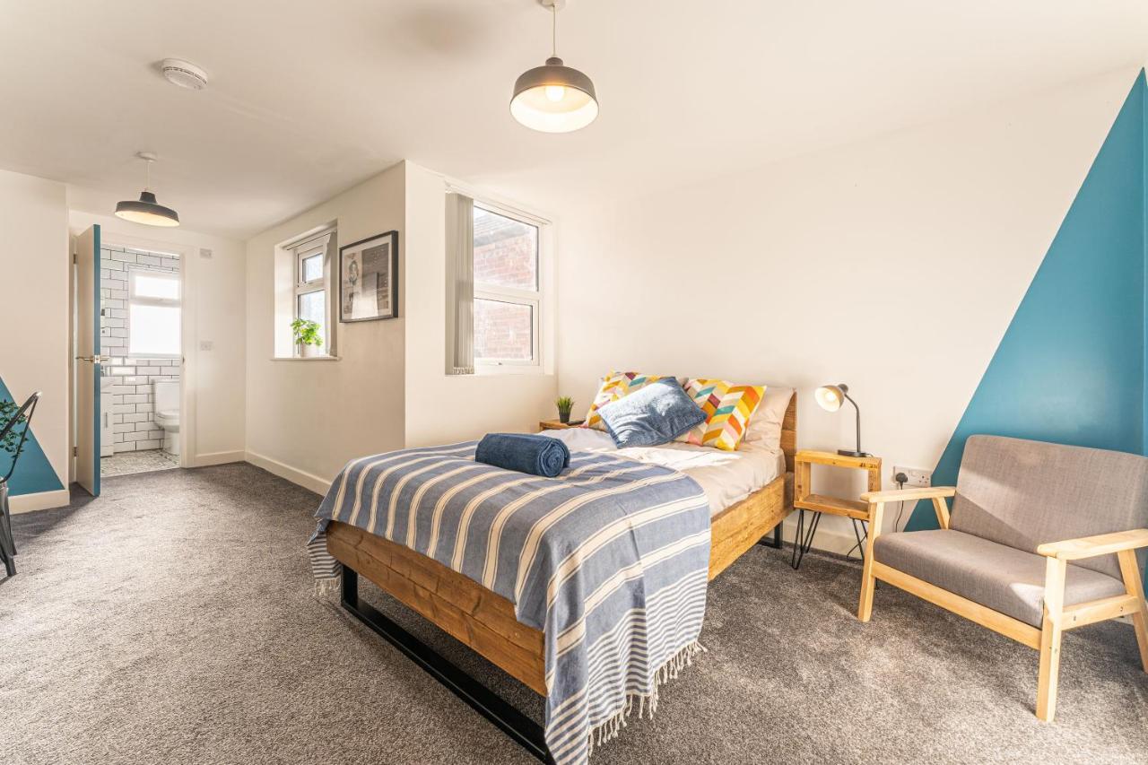 Stylish 5-Bed Home, Each With En-Suite And Own Tv Coventry Dış mekan fotoğraf