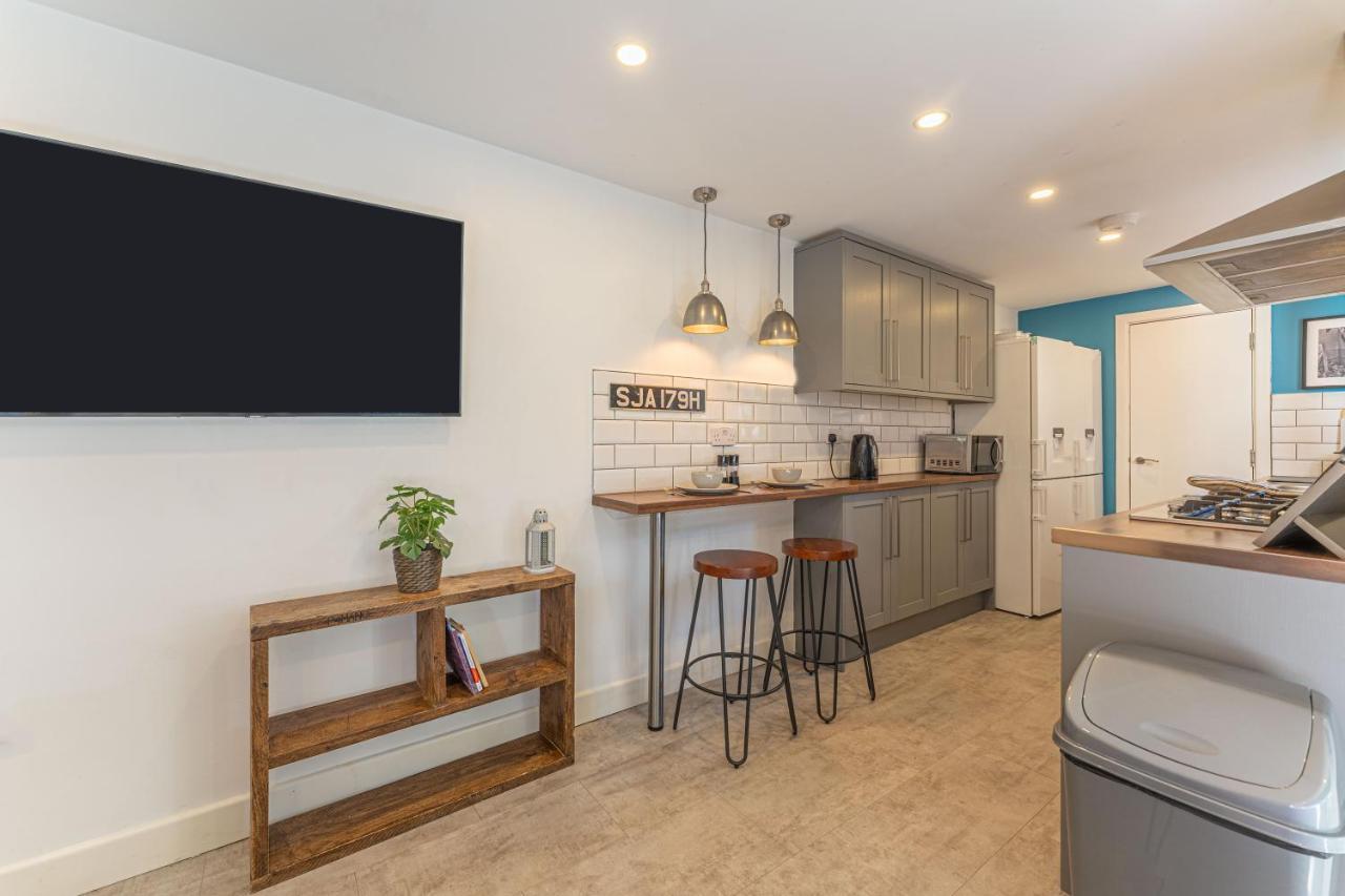 Stylish 5-Bed Home, Each With En-Suite And Own Tv Coventry Dış mekan fotoğraf