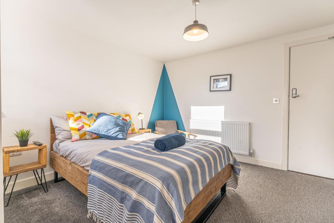 Stylish 5-Bed Home, Each With En-Suite And Own Tv Coventry Dış mekan fotoğraf