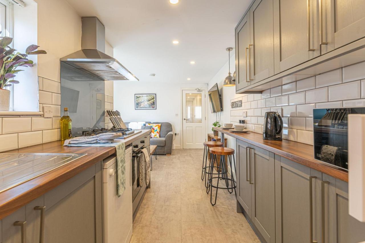 Stylish 5-Bed Home, Each With En-Suite And Own Tv Coventry Dış mekan fotoğraf
