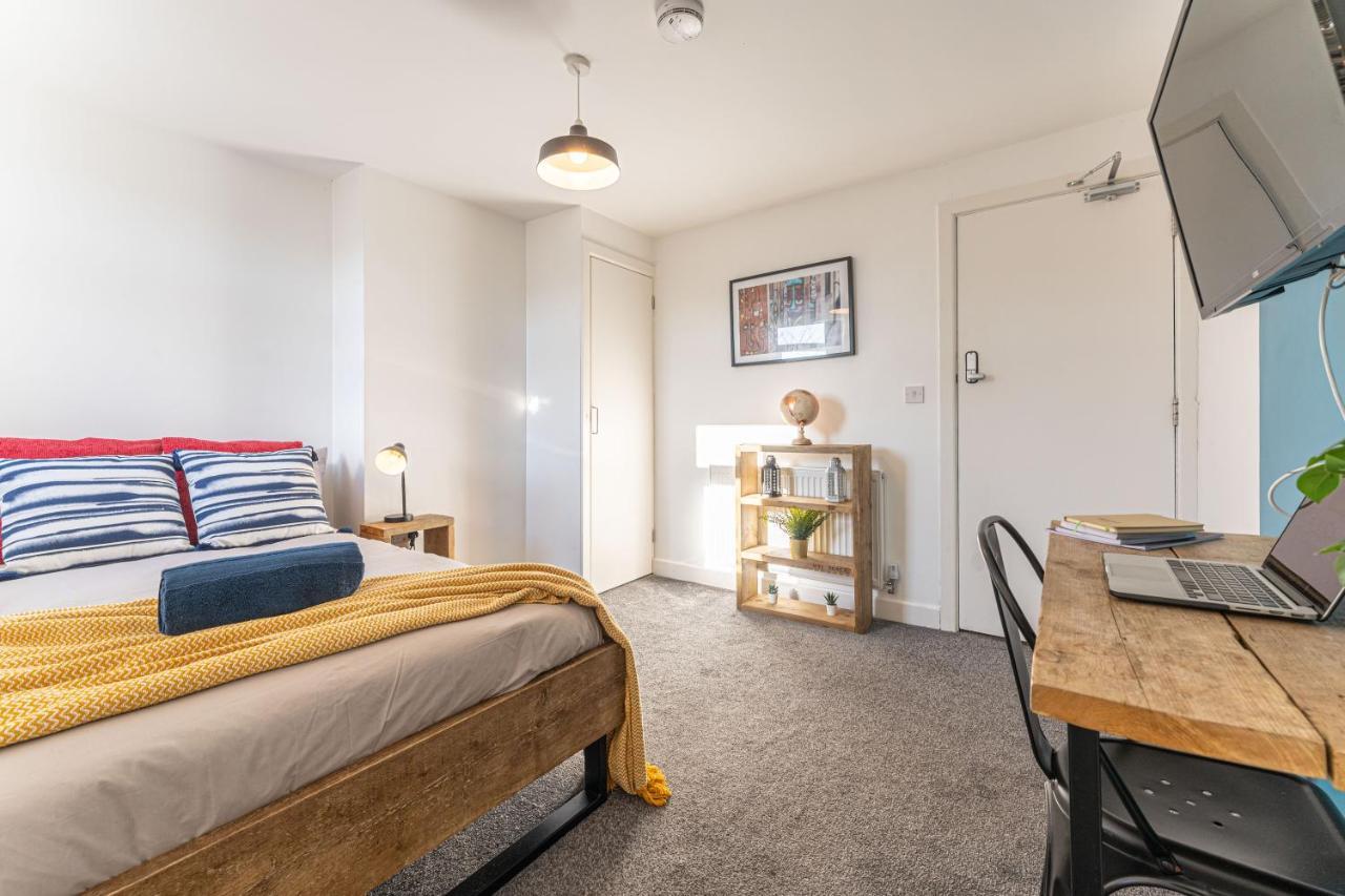 Stylish 5-Bed Home, Each With En-Suite And Own Tv Coventry Dış mekan fotoğraf