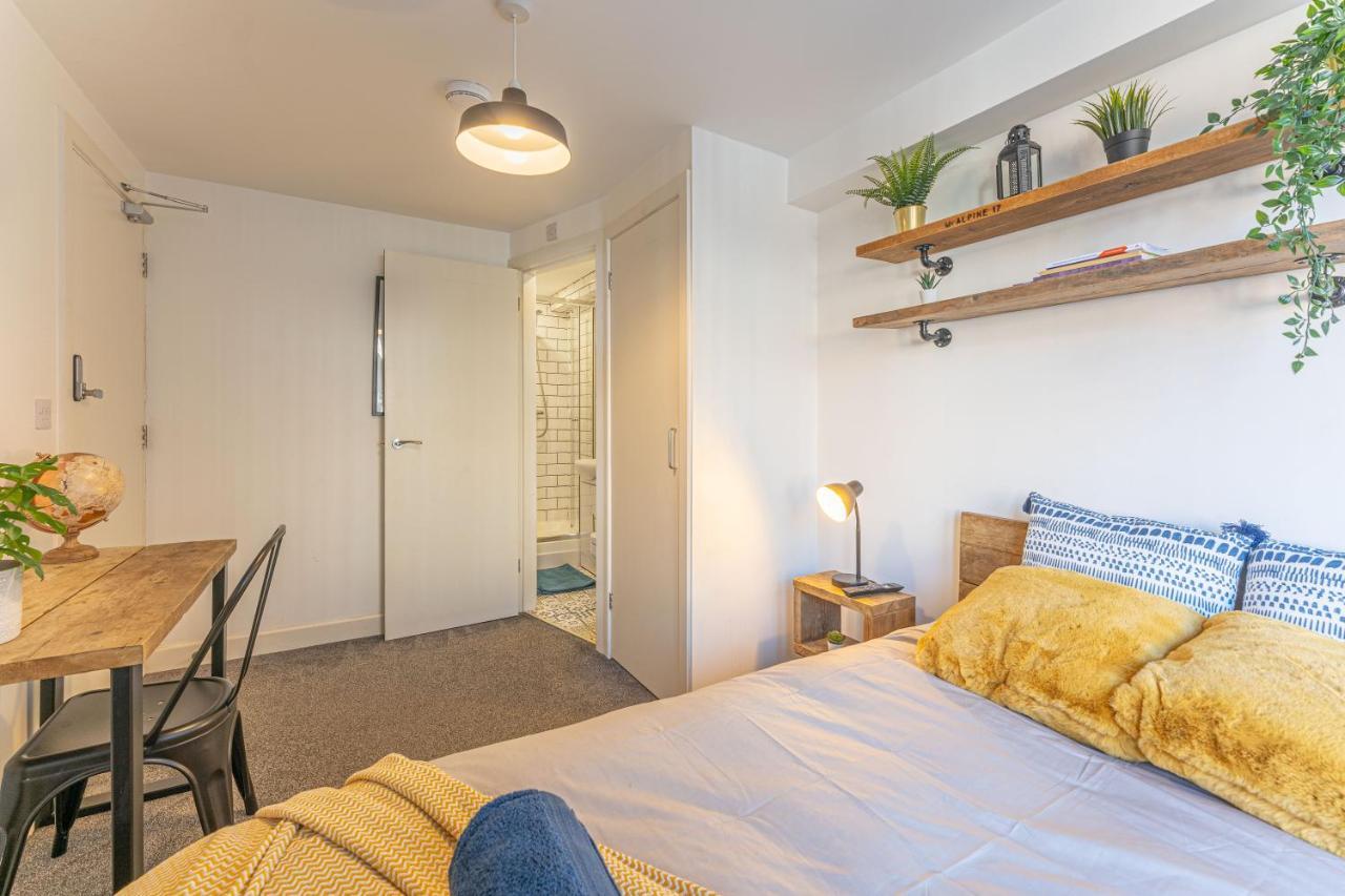 Stylish 5-Bed Home, Each With En-Suite And Own Tv Coventry Dış mekan fotoğraf