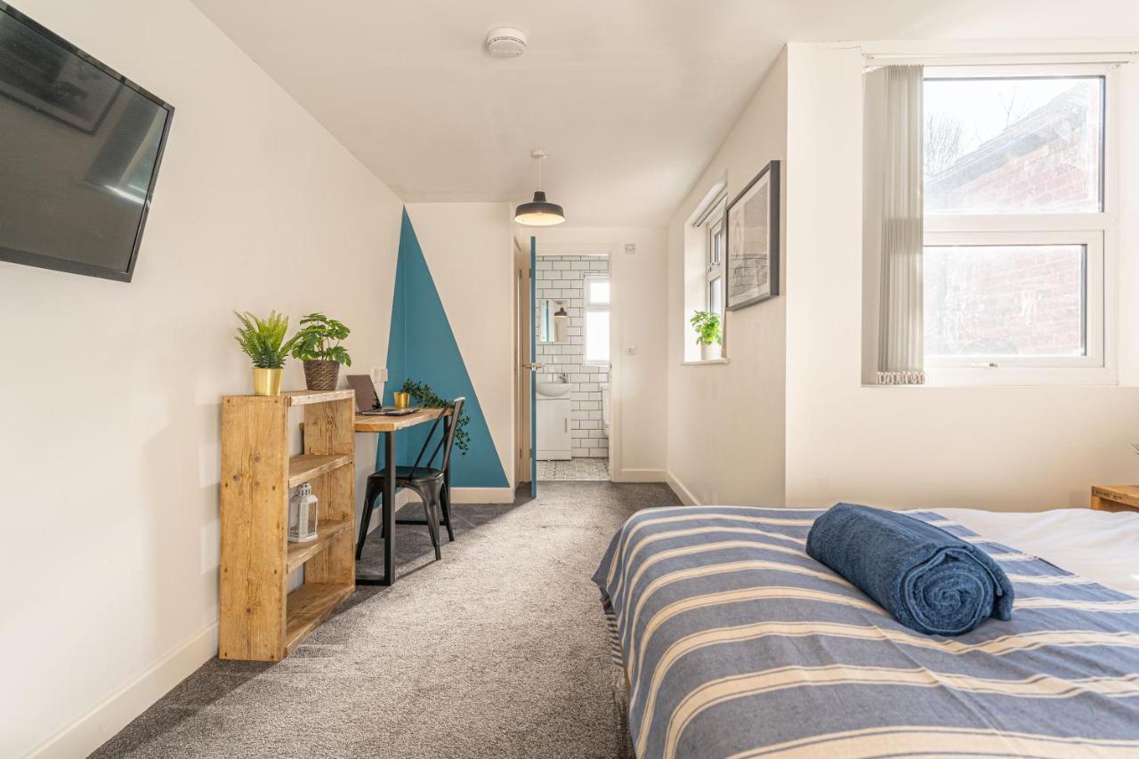 Stylish 5-Bed Home, Each With En-Suite And Own Tv Coventry Dış mekan fotoğraf