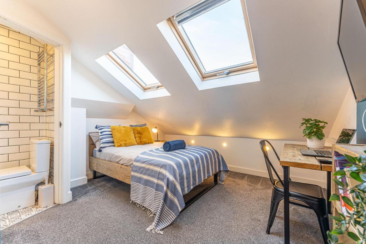 Stylish 5-Bed Home, Each With En-Suite And Own Tv Coventry Dış mekan fotoğraf