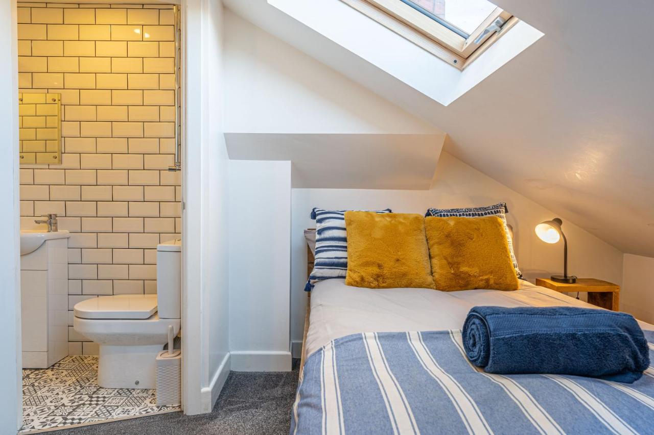Stylish 5-Bed Home, Each With En-Suite And Own Tv Coventry Dış mekan fotoğraf