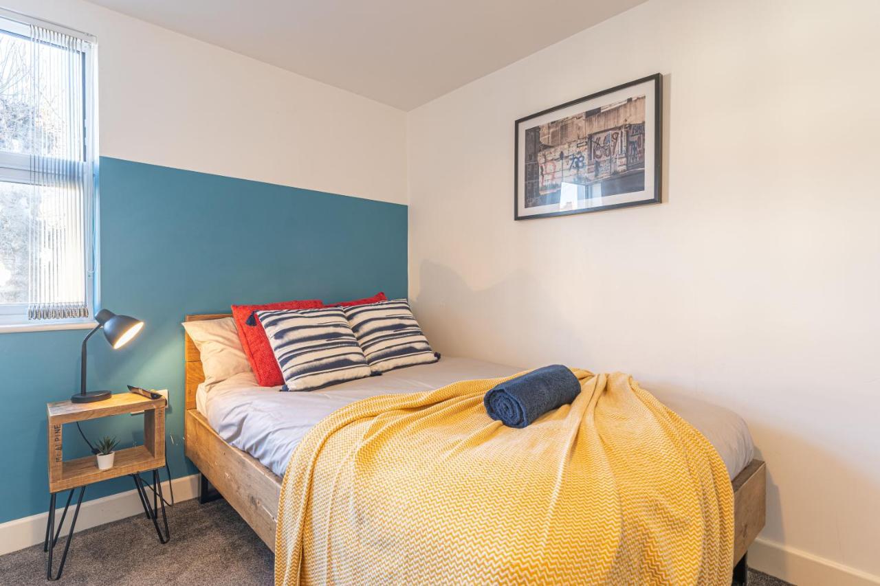 Stylish 5-Bed Home, Each With En-Suite And Own Tv Coventry Dış mekan fotoğraf