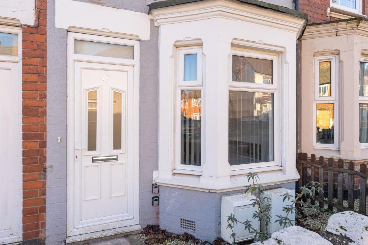 Stylish 5-Bed Home, Each With En-Suite And Own Tv Coventry Dış mekan fotoğraf