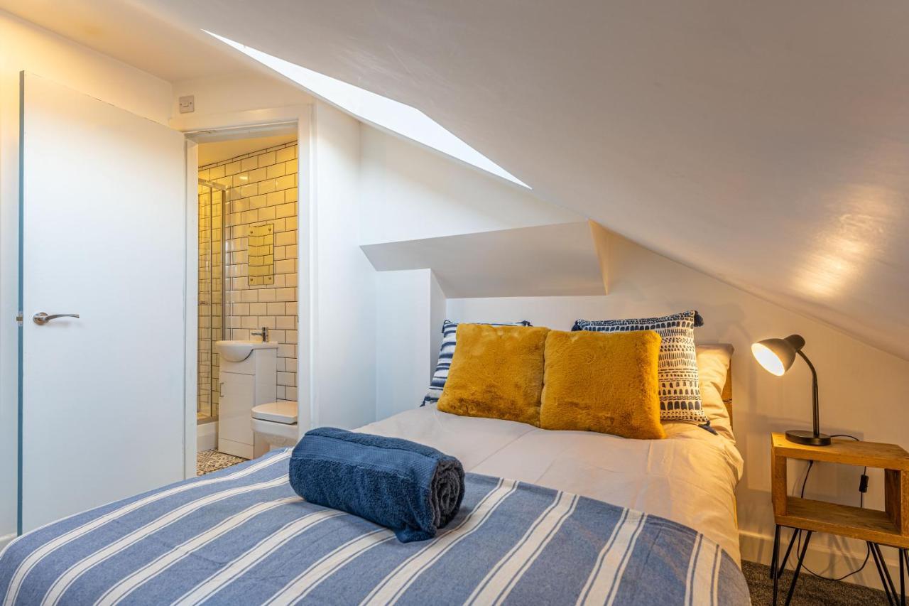 Stylish 5-Bed Home, Each With En-Suite And Own Tv Coventry Dış mekan fotoğraf