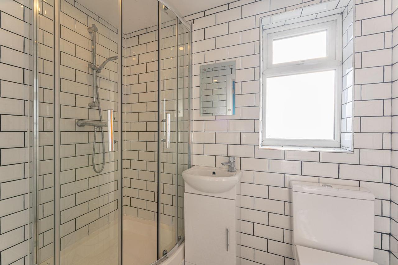 Stylish 5-Bed Home, Each With En-Suite And Own Tv Coventry Dış mekan fotoğraf