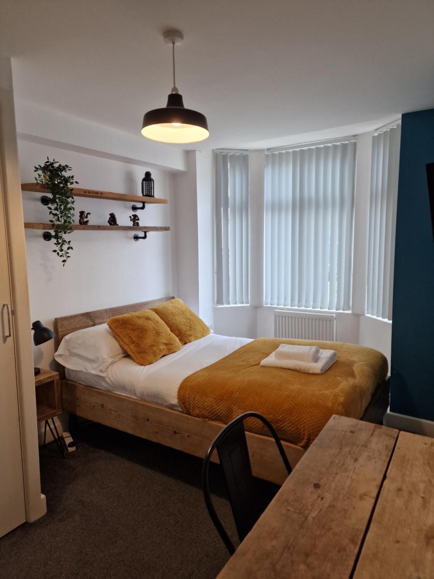 Stylish 5-Bed Home, Each With En-Suite And Own Tv Coventry Dış mekan fotoğraf